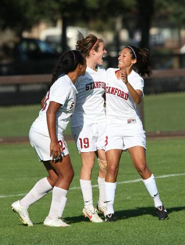 Stanford-Cal Womens soccer-056.JPG - 2009 NCAA Women's Soccer, Cal at Stanford.